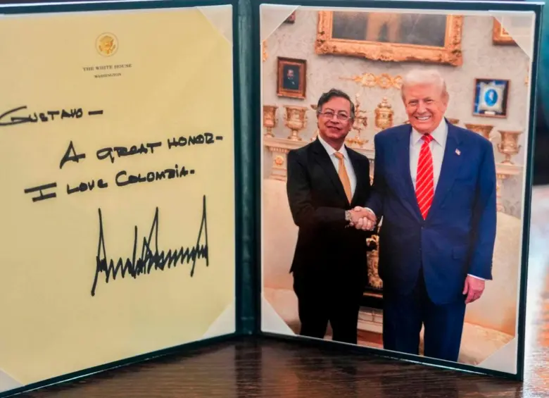 Al final, el presidente Donald Trump le entregó a su homólogo colombiano una carpeta con una foto y un mensaje como recordatorio de su visita a la Casa Blanca. El mensaje dice: “Gustavo, a great honor. I love Colombia”, que en español quiere decir: “Gustavo: Un gran Honor. Amo a Colombia”. FOTO: Tomada de X @petrogustavo