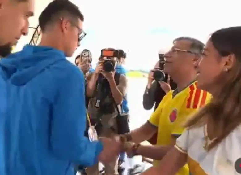 El momento del saludo de los jugadores con Petro y su hija, con el presunto desplante de James. FOTO: Captura de video de redes sociales Presidencia