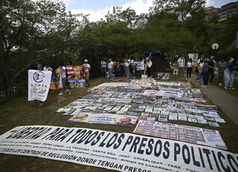 El plantón de los familiares que piden la libertad de los presos políticos. FOTO: AFP