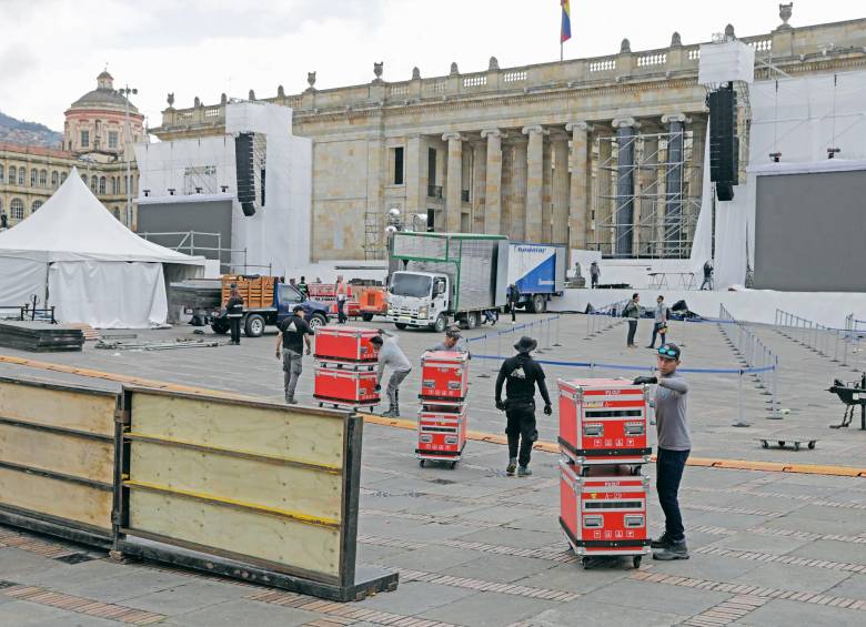 En la Plaza de Bolívar, en Bogotá, se está alistando la tarima principal en la que Gustavo Petro tomará juramento como Presidente de Colombia. Está previsto que se haga este domingo. FOTO: EFE