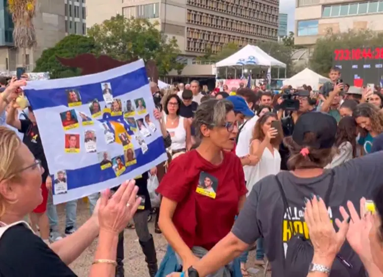 Cientos de personas se congregaron en “La Plaza de los rehenes” en Tel Aviv a celebrar el anuncio del cese el fuego y la liberación de rehenes en medio del conflicto entre Israel y Hamás. FOTO: Captura de video