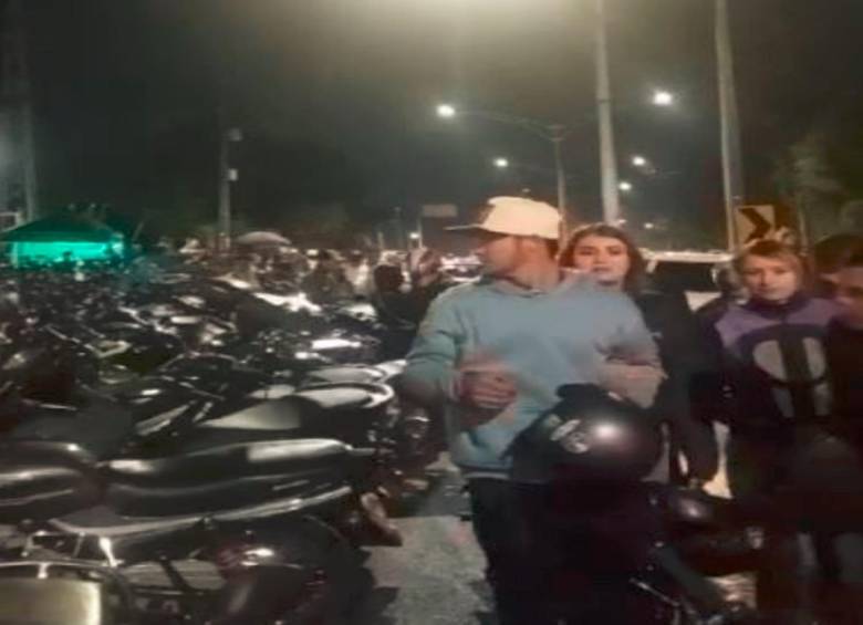 Miles de personas colapsaron la vía Las Palmas en sus miradores para disfrutar de la alborada. FOTO: CORTESÍA