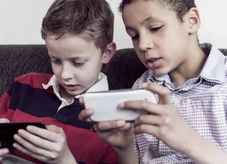 Imagen de referencia, niños jugando con su celular. FOTO: Shutterstock