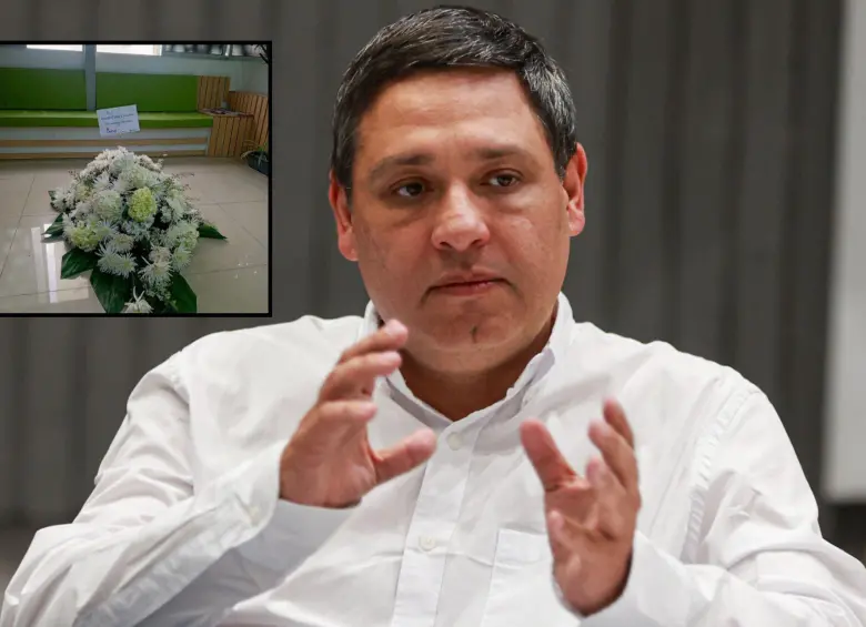 Al precandidato presidencial Mauricio Lizcano le llegó un sufragio floral con el nombre de su padre. Foto: Manuel Saldarriaga Quintero y @MauricioLizcano