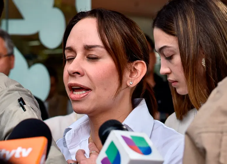 Tarazona salió a las afueras del centro médico a pedirles a los colombianos una oración masiva por la salud de su esposo. FOTO: COLPRENSA