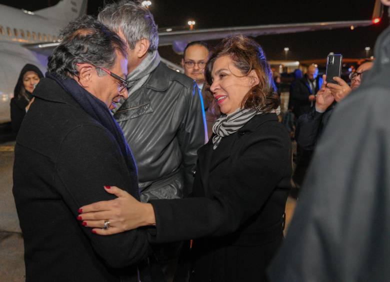 El presidente Gustavo Petro, siendo recibido en Italia por una comitiva del país europeo. FOTO: PRESIDENCIA
