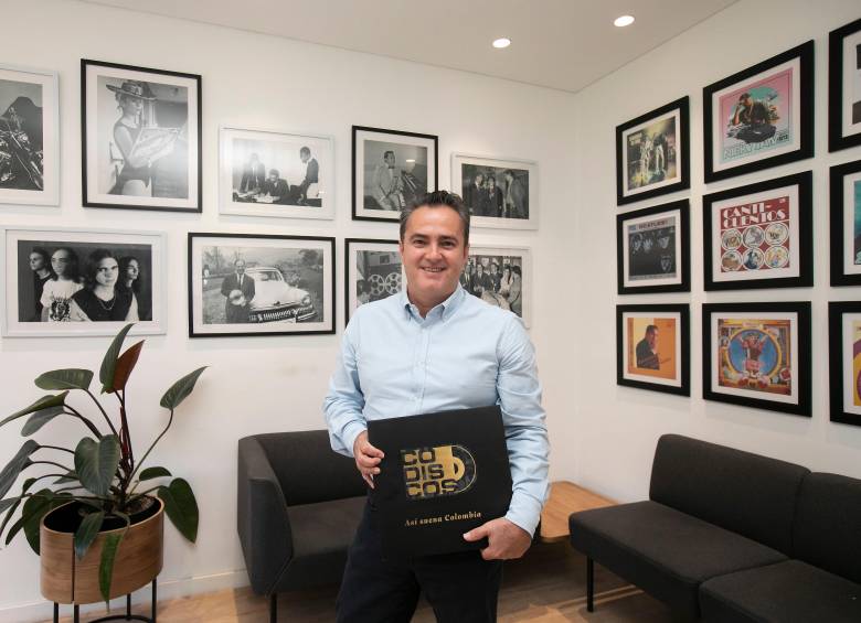 Andrés Ovalle, presidente de Codiscos, con el libro que conmemora los 75 años de la empresa. FOTO Esneyder Gutiérrez.