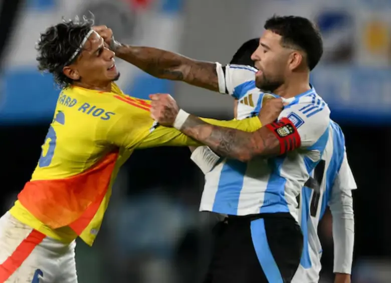Durante el final del partido por Eliminatorias del pasado 10 de junio, los dos jugadores tuvieron un enfrentamiento cara a cara, donde ambos se dieron insultos. FOTO: AFP