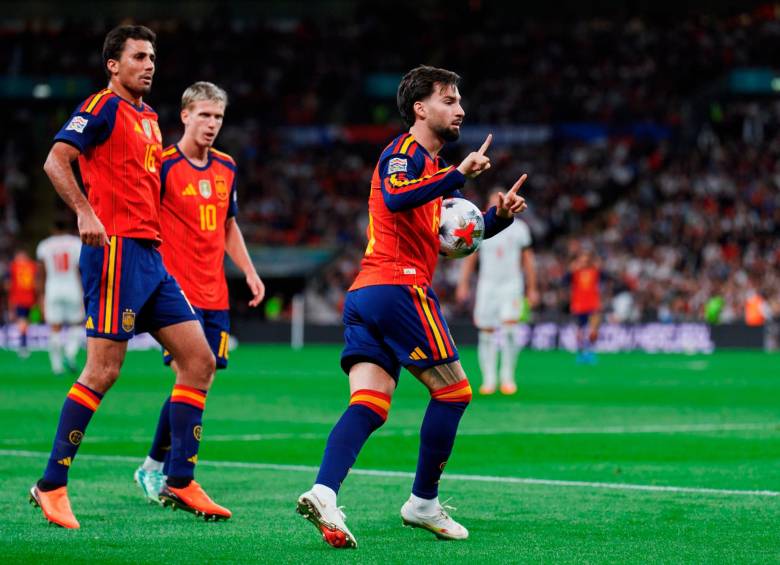 Alex Baena celebrando su gol ante Inglaterra. Atás Rodri y Dani Olmo. FOTO: X SeFutbol