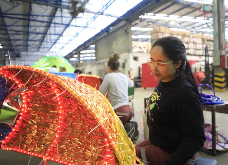 Para la construcción del alumbrado navideño participaron 440 personas, entre las que hay 150 madres cabeza de familia. FOTO: CAMILO SUÁREZ