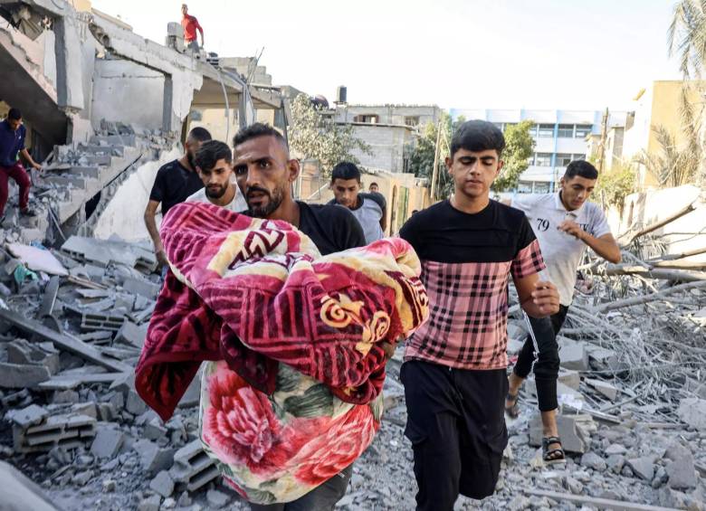 La UNRWA no ha confirmado este ataque en concreto, pero ha denunciado en un comunicado este mismo sábado que “miles de personas, incluidos nuestros compañeros, están muriendo por los bombardeos”. FOTO: AFP