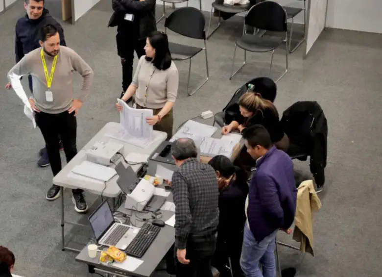 Las personas que integran la comisión cumplen las sesiones de revisión y consolidación de los resultados de las elecciones al Congreso y las consultas interpartidistas. FOTO: Colprensa / Registraduría Nacional del Estado Civil