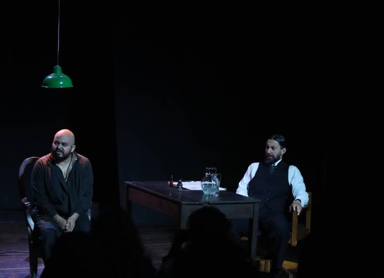 El actor Diego Barragán, en el papel de Raskolnikov, protagoniza la intensa adaptación de Crimen y castigo del Teatro Libre de Bogotá, obra que inauguró la edición 24 del festival en la sala Rodrigo Saldarriaga. FOTO cortesía