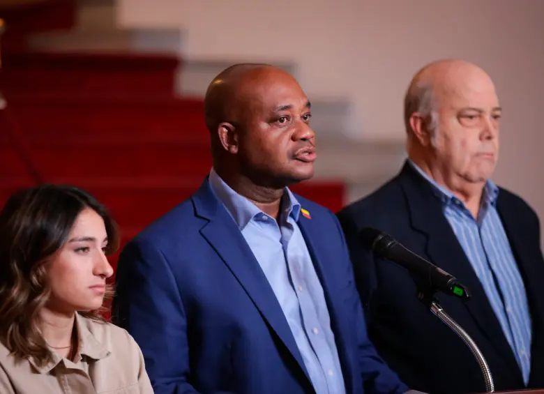 Laura Sarabia, designada en ese momento como nueva canciller; el entonces canciller Luis Gilberto Murill, y el embajador en Estados Unidos, Daniel García Peña, en el momento que anunciaban que la crisis diplomática con EE. UU. se había superado. FOTO: Colprensa