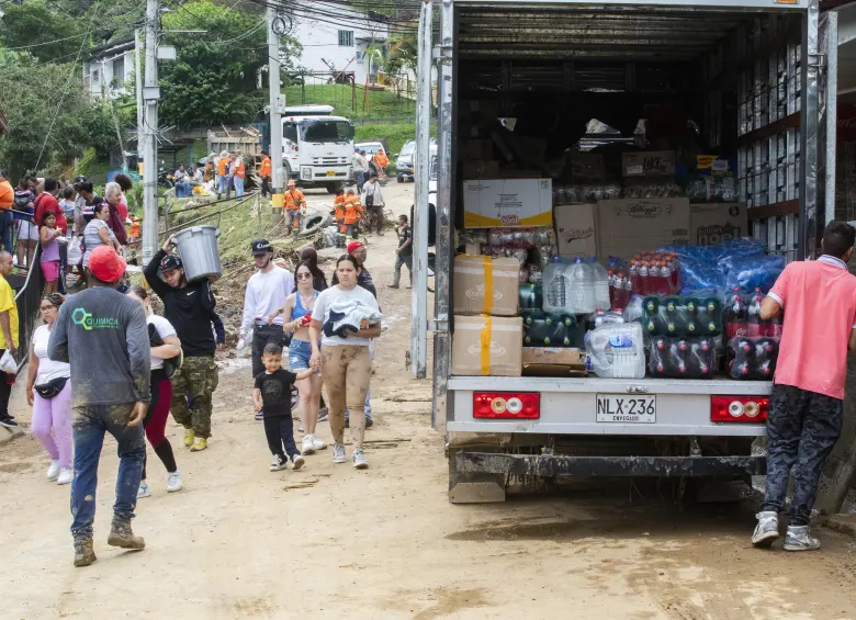 Imagen de referencia de una entrega de ayudas en el sector de Altavista en Medellín. Foto: Esneyder Gutiérrez