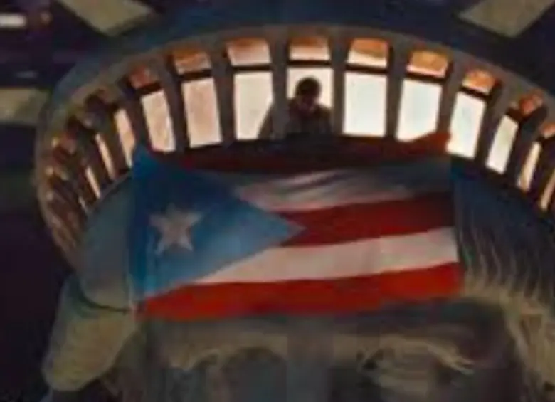 Bad Bunny aparece en el video de NuevaYol con la bandera de Puerto Rico en la Estatua de la Libertad. Foto: Captura de video