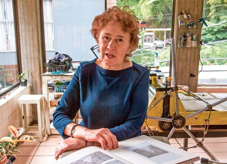 En el estudio de Ángela María Restrepo el arte se alimenta de las experiencias cotidianas. En su arte hay vestigios de las enseñanzas que recibió de los maestros Rodrigo Callejas y Aníbal Gil, referentes del arte colombiano.