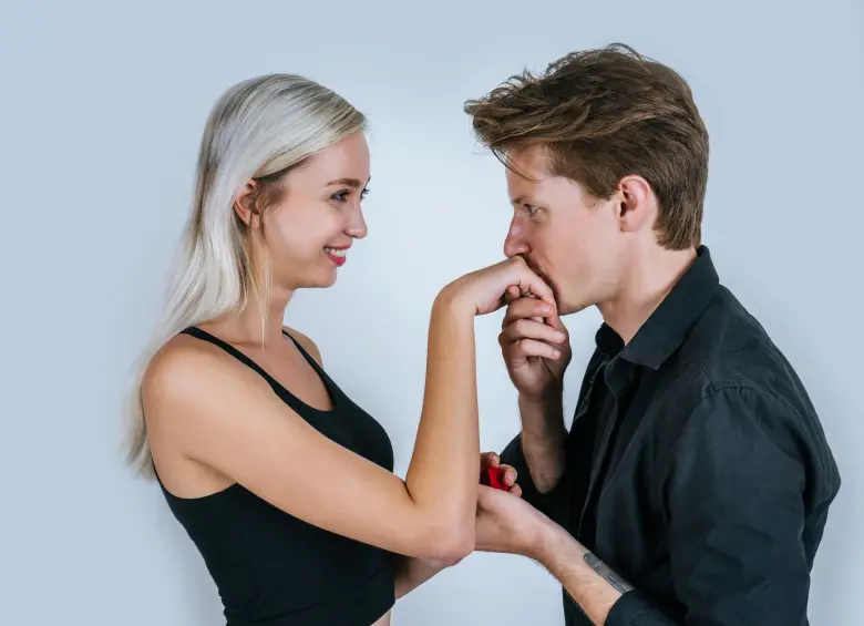 El Tribunal Supremo de España concluyó que un beso en la mano sin consentimiento puede constituir agresión sexual. FOTO: Freepik