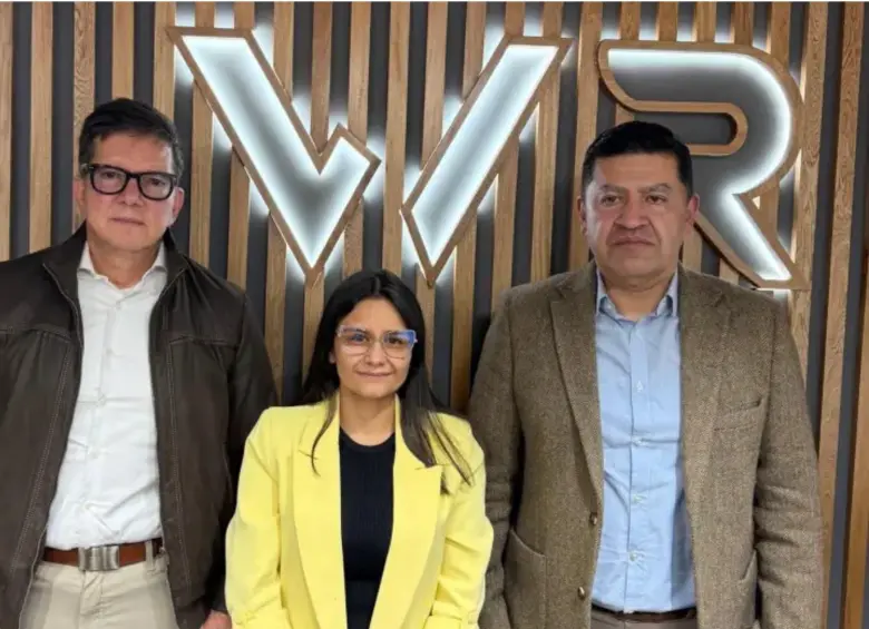 Angie Rodríguez junto al equipo legal que la acompaña en su proceso, incluido el exministro Wilson Ruiz (izquierda). Foto: Cortesía.
