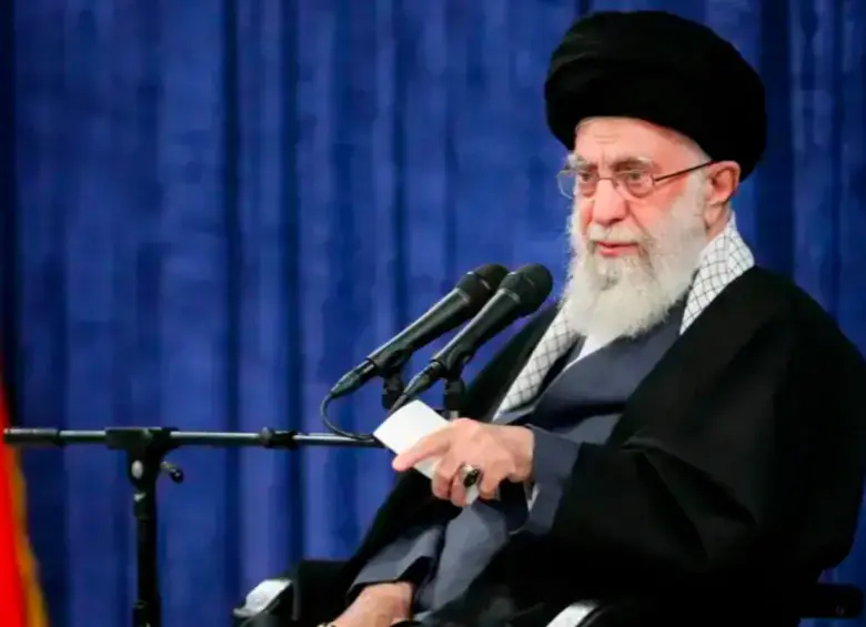 El ayatolá Ali Jamenei, líder supremo de Irán aseguró el 18 de junio, en su única aparición por ahora, que Irán “nunca se rendirá”. FOTO: AFP