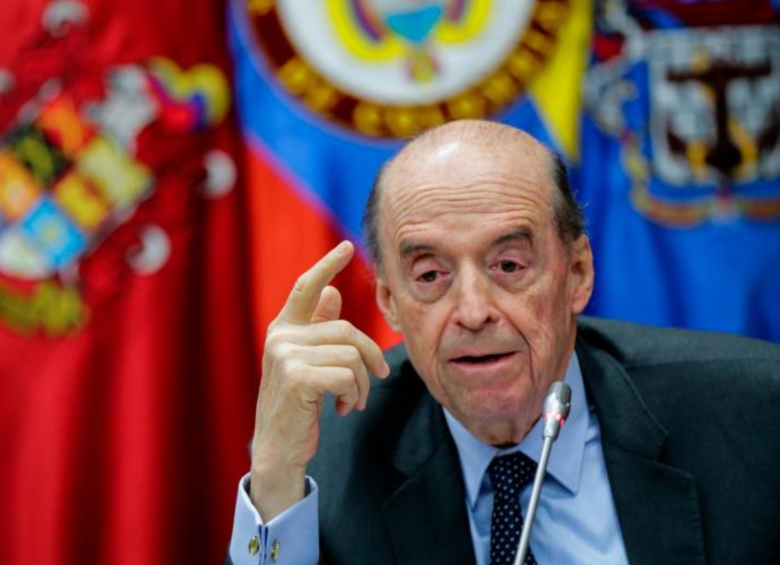 El ministro Álvaro Leyva fue suspendido de su cargo por un periodo de tres meses 
