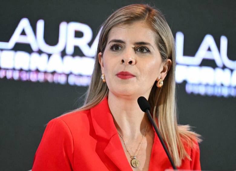 Laura Fernández, presidenta electora de Costa Rica, en rueda de prensa después de su victoria; confirmó que trabajará de la mano del presidente salvadoreño Nayib Bukele y de Estados Unidos. Foto: AFP 