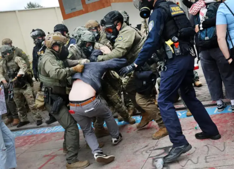 Agentes del ICE en medio de un operativo antimigratorio. FOTO: Getty