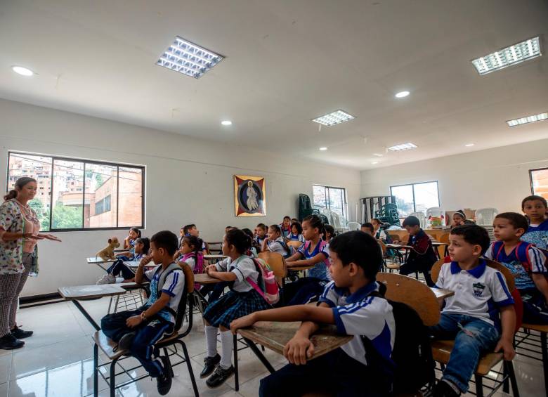 Los niños recibiendo clases en el salón de la parroquia. Foto: Camilo Suárez. 
