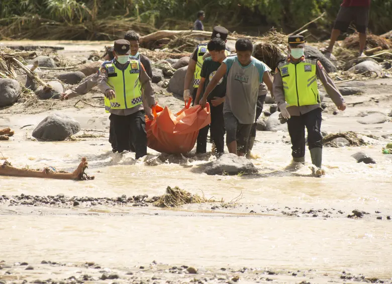 Rescatistas cruzan un río para trasladar el cuerpo de una víctima durante una operación de búsqueda después de que las inundaciones y deslizamientos de tierra afectaran la regencia de Padang Pariaman, en Sumatra Occidental, Indonesia, el 29 de noviembre de 2025. FOTO: Xinhua/Andri Mardiansyah