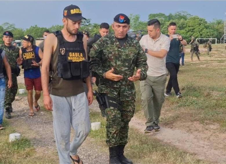 Una de las personas rescatadas conversa con uno de los militares que lo reciben tras la operación. Foto: Cortesía.