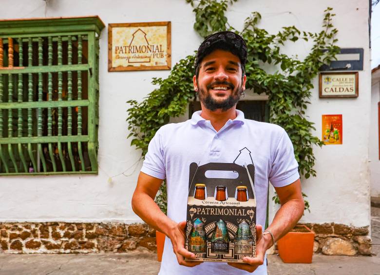 Emilio pasó de hacer 40 cervezas mensuales para sus amigos a tener una planta en la que producen 3.500 cervezas mensuales. FOTO Manuel Saldarriaga