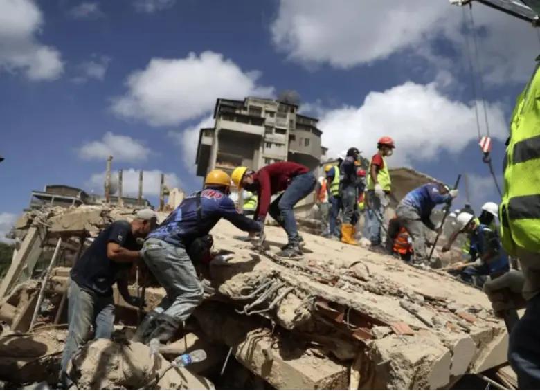 Un grupo de rescatistas trabaja para remover escombros y encontrar gente en lo que quedó del edificio residencial “Rita”, en el barrio San Bernardino, en la ciudad de Caracas. FOTO getty 