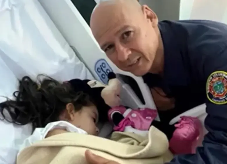 Así fue el reencuentro entre la niña Sofía y el bombero Germán Duque, que le salvó la vida. FOTO: Cortesía tomada de video de redes sociales @noticiascaracol