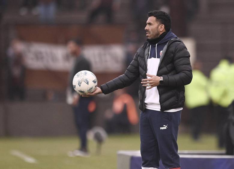 Carlos Tevez en medio de un entrenamiento con Independiente. FOTO: CUENTA DE X @Independiente