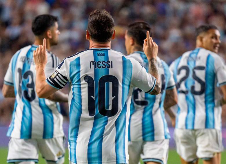 Lionel Messi iniciará este martes la disputa de lo que parece ser su último Mundial, una cita en la que, desde el primer partido, seguirá rompiendo récords que lo han convertido en una leyenda de este deporte. FOTO getty