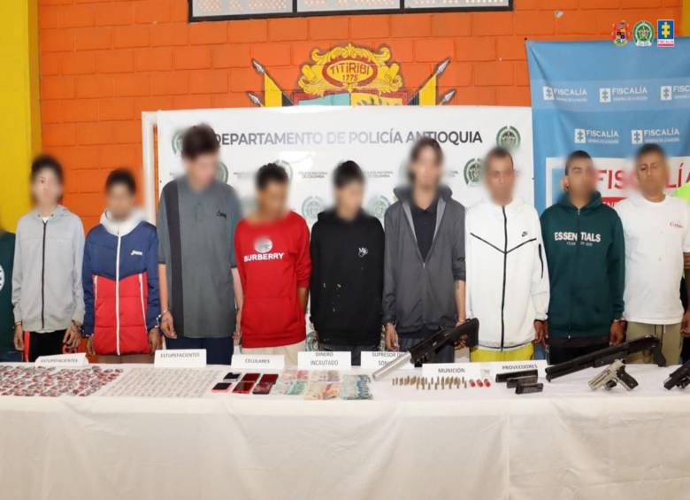 Algunos de los detenidos junto el material ilícito incautado tras los operativos. FOTO: Cortesía