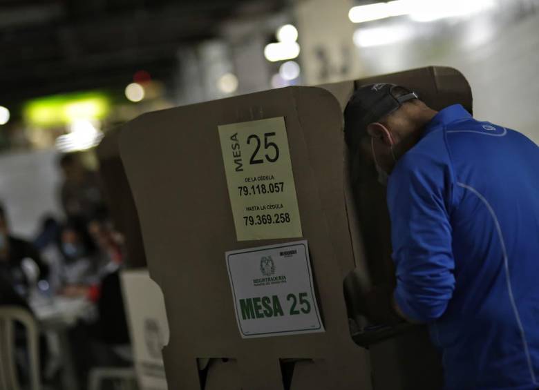 Los colombianos se acercan a las urnas en una jornada que durará de 8 am a 4 pm.