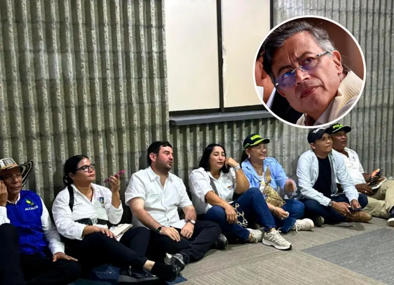 Esta fue la imagen de los alcaldes de Córdoba que se compartió ampliamente en redes sociales y que enojó al presidente Petro. FOTOS: Cortesía La Razón de Córdoba y Colprensa