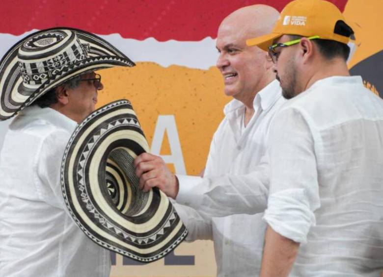 El presidente, Gustavo Petro y el exjefe paramilitar Salvatore Mancuso, convertido en gestor de paz. Foto: Presidencia