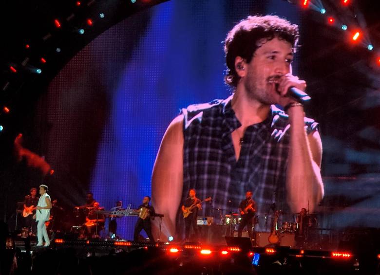 Sebastian Yatra y Silvestre Dangond en el escenario de Medellín. FOTO Claudia Arango.