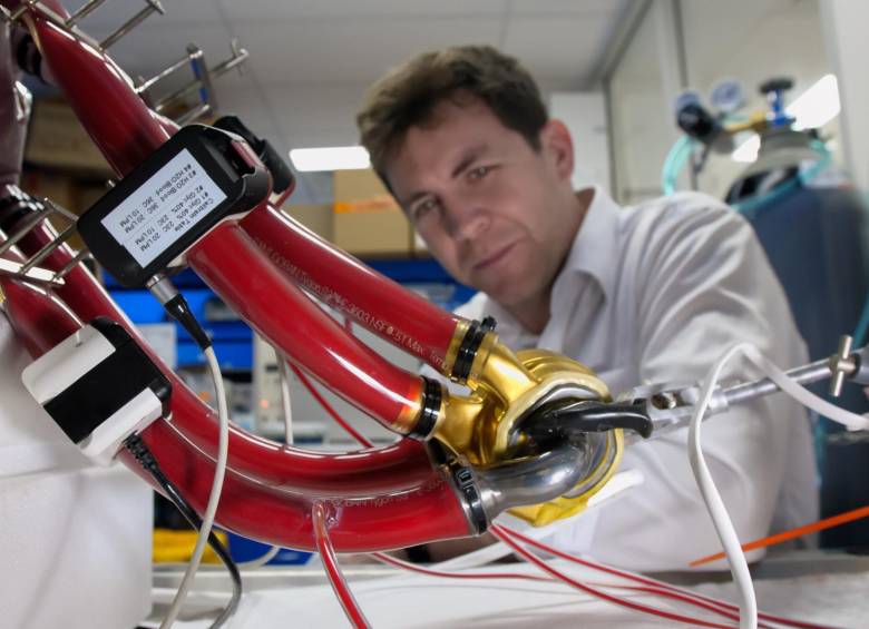 El Dr. Daniel Timms, un ingeniero biomédico, está detrás del corazón artificial, que consta de una sola pieza móvil: un rotor levitado que se mantiene en su lugar mediante imanes. FOTO: BiVACOR