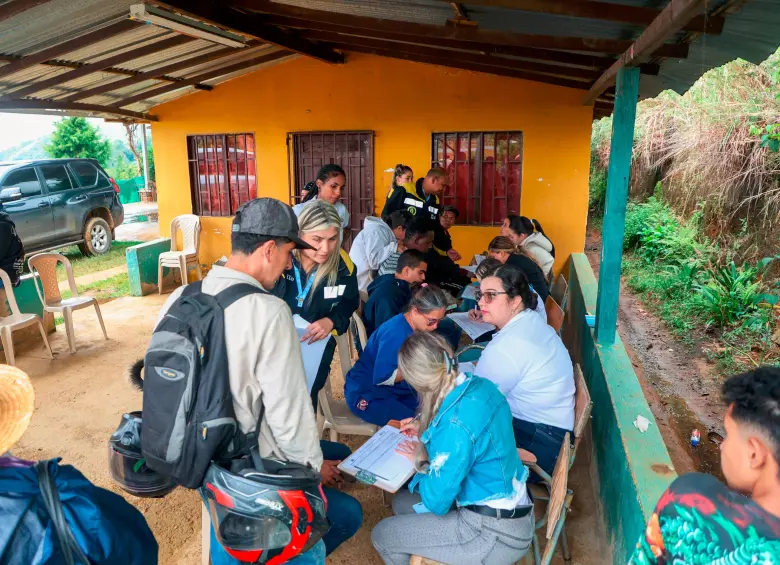 La Alcaldía de Bello y la Gobernación de Antioquia avanzan en la atención de las familias damnificadas de la tragedia en la vereda Granizal, de Bello, que dejó 10 víctimas. FOTO: CORTESÍA ALCALDÍA DE BELLO
