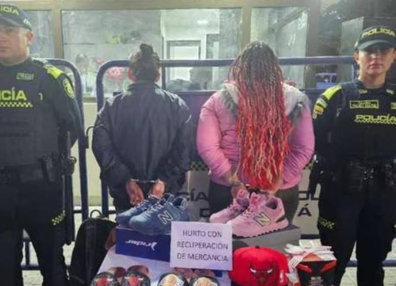 Con un comportamiento fuera de lo común, este hombre, junto con las mujeres, compró toda clase de artículos en tienda al norte de Bogotá. FOTO: Policía Metropolitana de Bogotá
