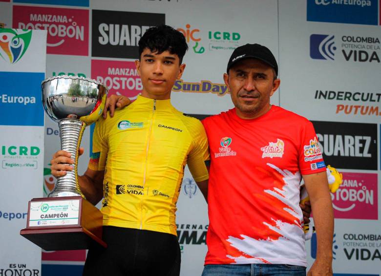 Juan Diego Quintero, de 17 años y corredor del equipo Indevalle-Inderbuga, se quedó con la camiseta amarilla de líder de la general de la Vuelta al Porvenir 2023. FOTO: CORTESÍA JUAN DIEGO BONILLA 