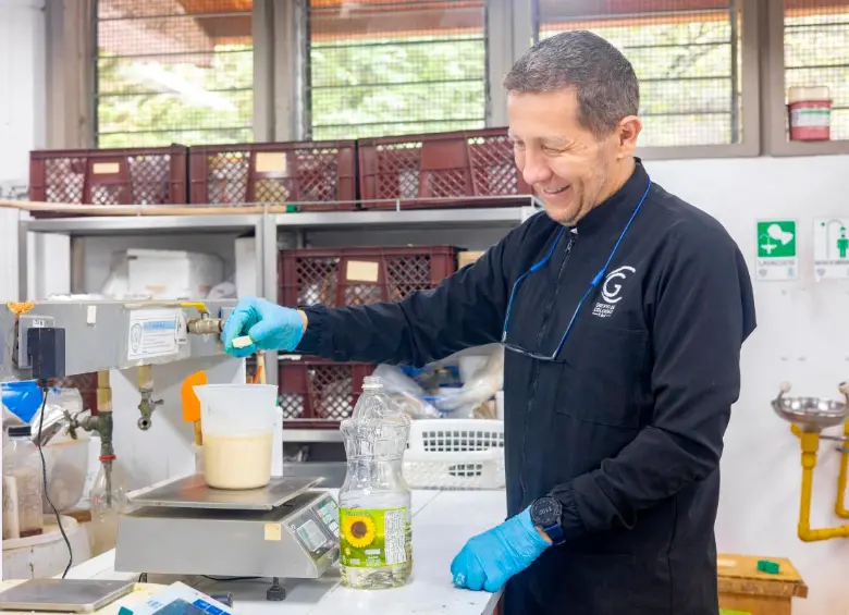 Además de las patentes internacionales este desarrollo para recubrir sólidos insolubles cuenta con la patente en Colombia desde el 2023. FOTO Dirección de Comunicaciones UdeA 