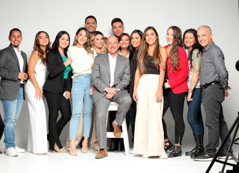 Este es el equipo periodístico de Hora 13, que ahora se emite en Cosmovisión y pronto también estará en Telemedellín. FOTO Cortesía Hora 13