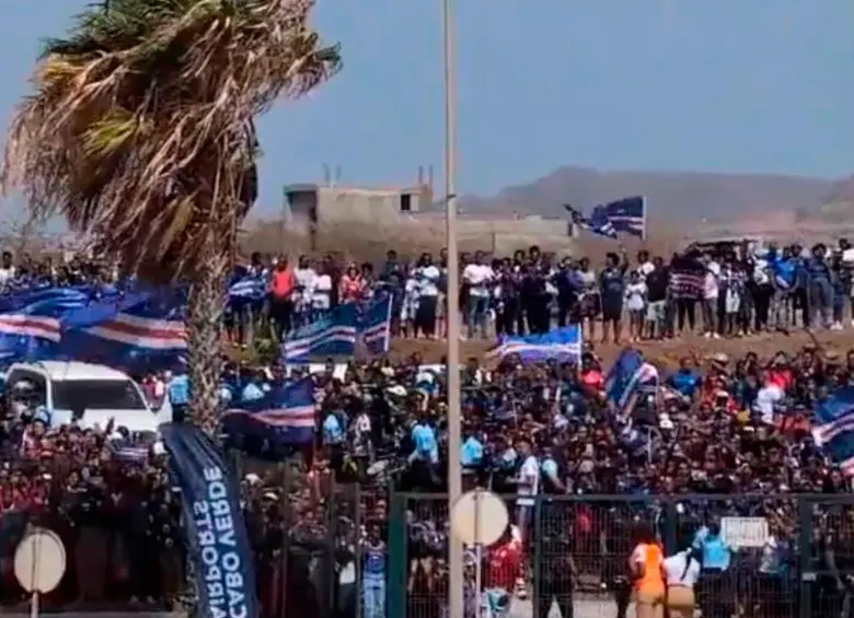 Praia, capital de Cabo Verde, se tiño de azul para celebrar a sus héroes. FOTO: Captura