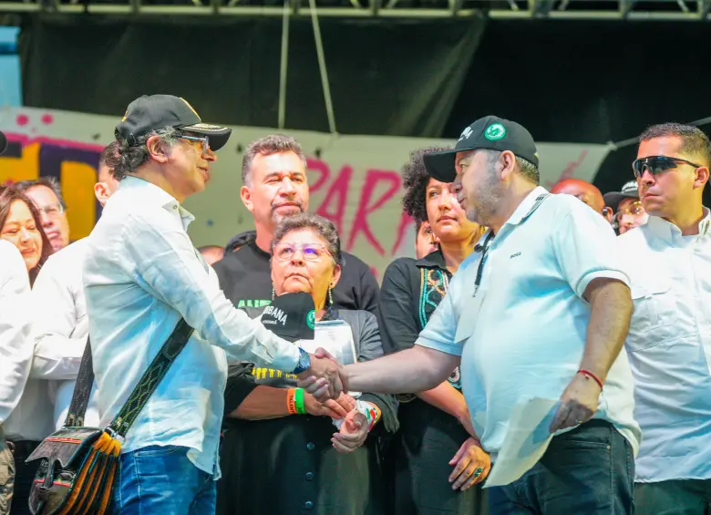 El presidente Gustavo Petro estrechando la mano de Jorge Vallejo, alias “El Doctor”, durante la concentración de este sábado en La Alpujarra. FOTO Presidencia