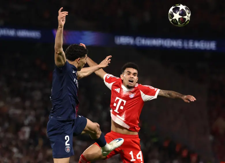 Luis Fernando Díaz disputando el balón contra Marquinhos. Desde Luis Enrique hasta John Terry, el mundo del fútbol ha elogiado la actuación de Luis Díaz frente al PSG. FOTO: AFP