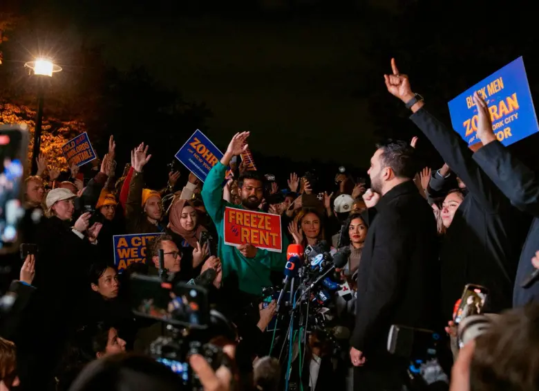 Para la contienda electoral, Mamdani supo aprovechar sus cualidades como activista con una estratégica distribución de folletos, y un uso innovador y divertido de las redes sociales. FOTO: Tomada de X @ZohranKMamdani